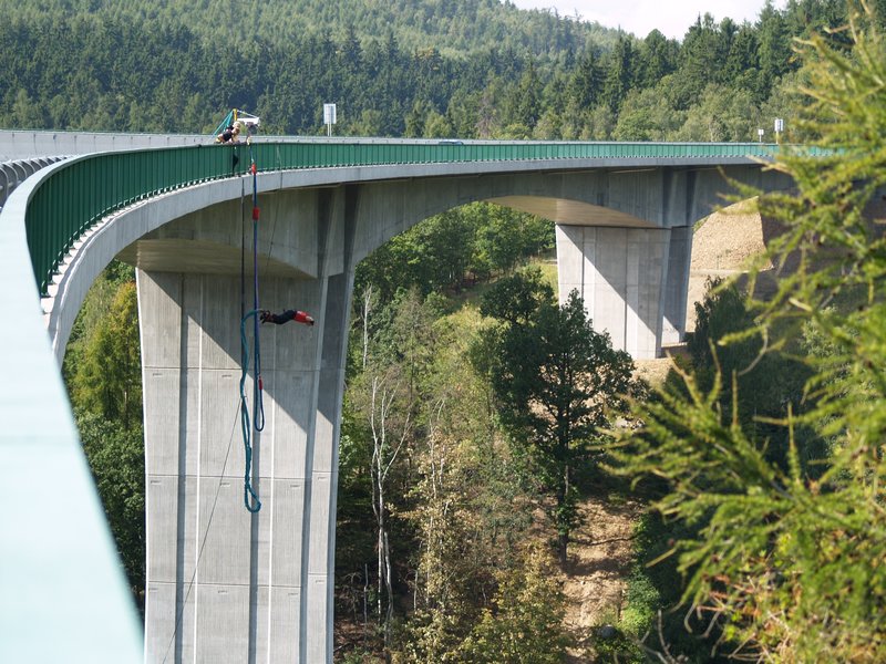 Bungee skok do houpačky