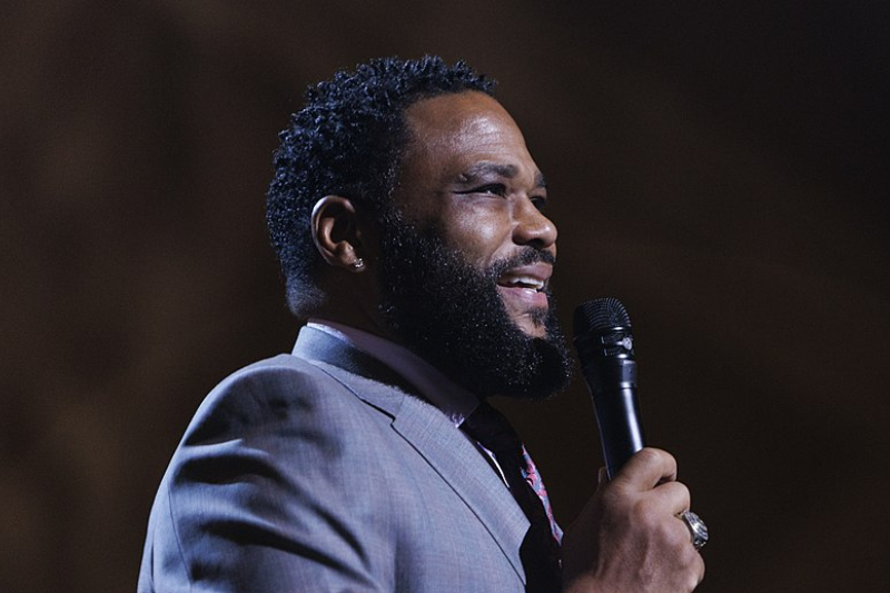 Anthony-Andersonn_2022_Gershwin_Prize_for_Popular_Song_51930307878-Library-of-Congress-Life-1.0