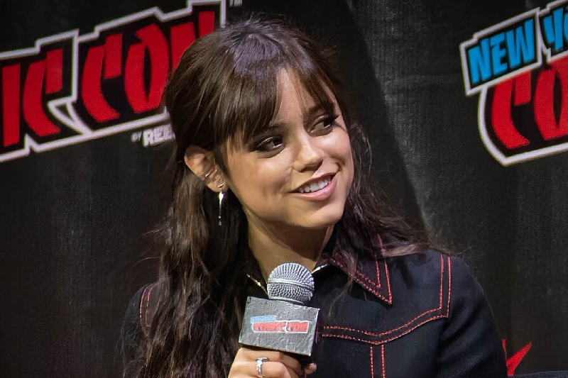 Jenna_Ortega_Wednesday_NYCC_2022_15_Chris-Roth_2.0