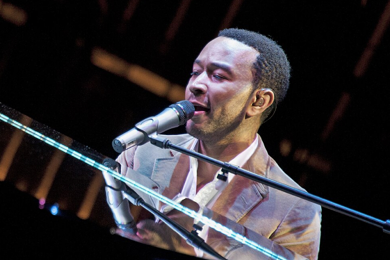 John_Legend_entertains_troops_in_Florida_101114-F-7814K-117_Tech.-Sgt.-Samuel-King-Jr._1.0
