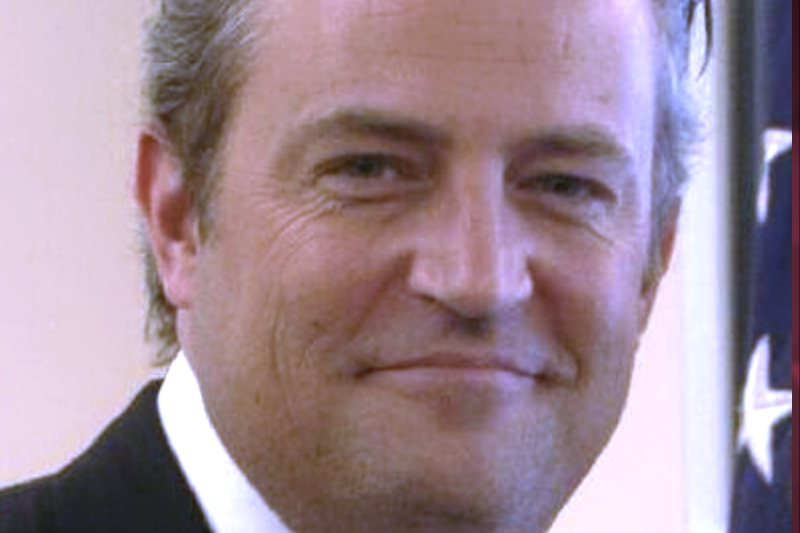 Matthew_Perry_in_support_of_Awareness_on_Drug_Courts_Valerie-Jarrett_1.0