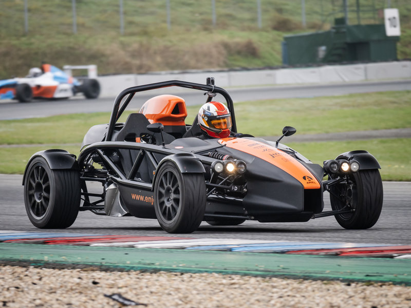 Jízda v Ariel Atom na okruhu