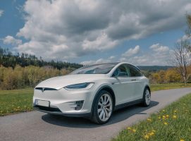 Nadupaná jízda v elektromobilu Tesla