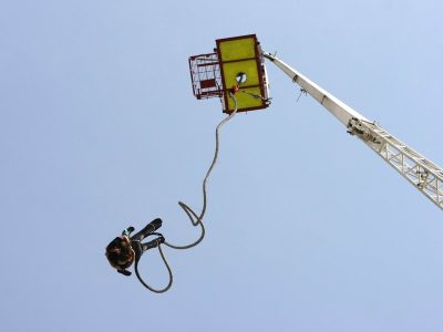 Bungee jumping z jeřábu