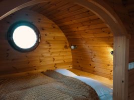 Noc v sudovém apartmánu ve Vigvam resortu