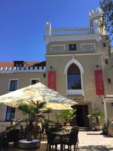 Noc v Chateau St. Havel s lahví šampaňského